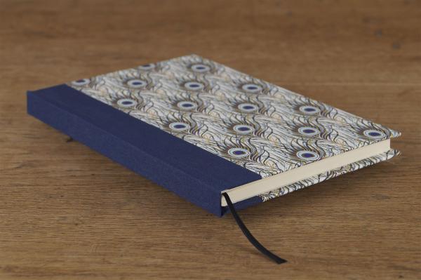 Journal Pfauenfeder, naturweisses Schreibpapier, Leseband schwarz